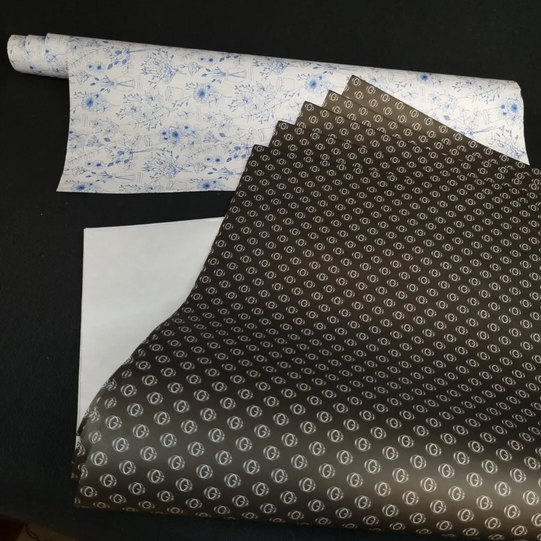 Detalle de papel impreso para packaging de marca