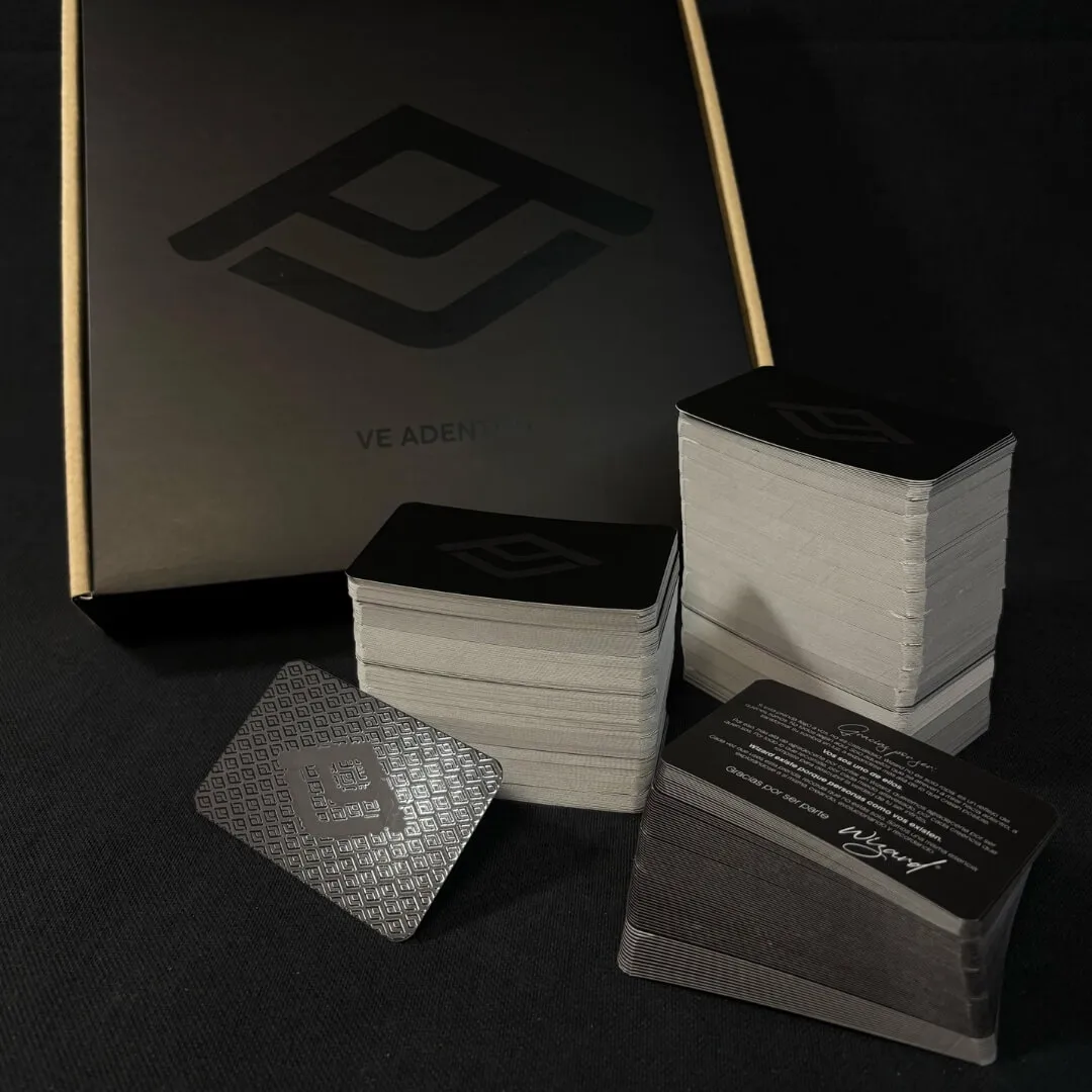 Tarjetas personales impresas sobre mesa de trabajo