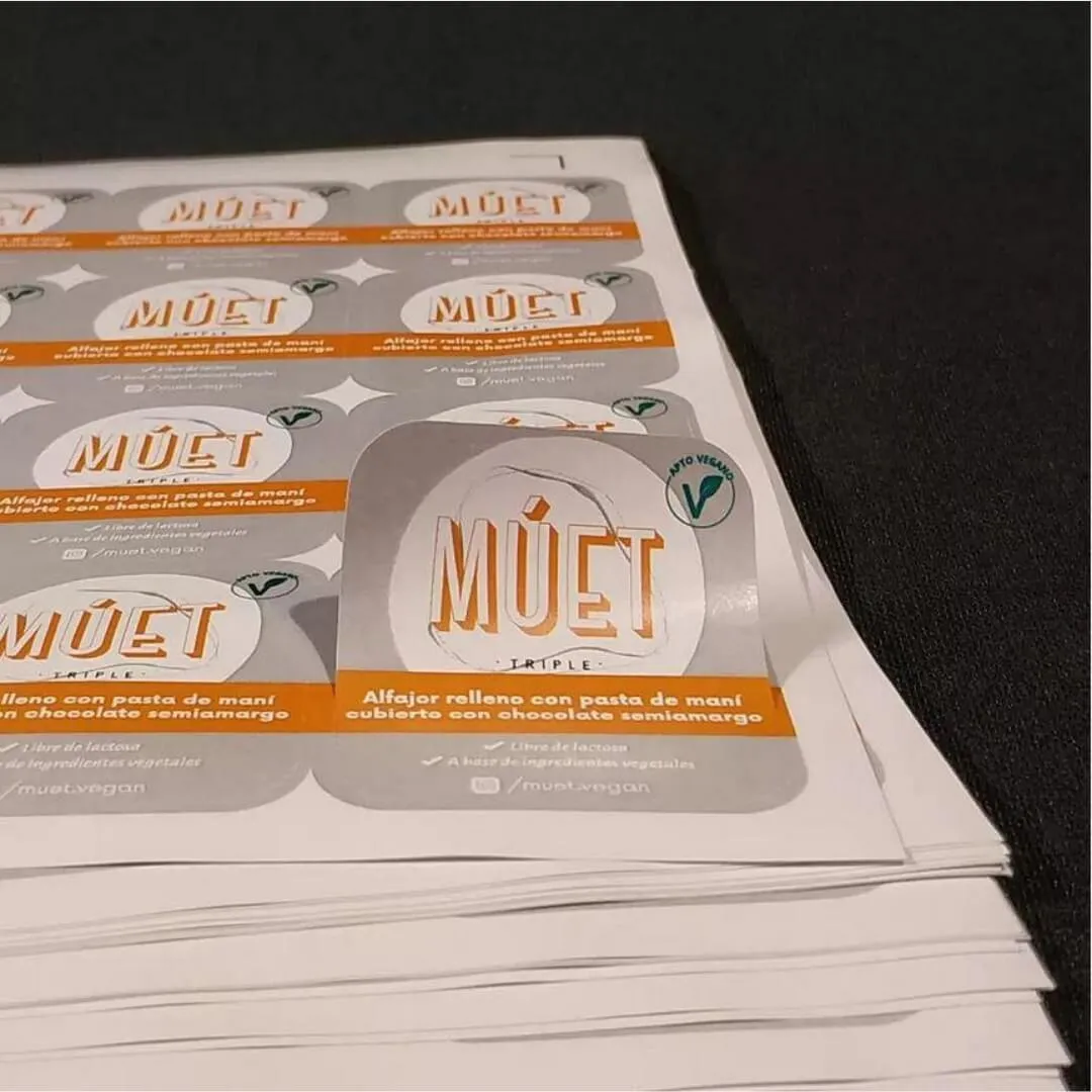 Stickers y autoadhesivos en presentación de producto